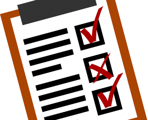getekend klembord met checklist erop getekend